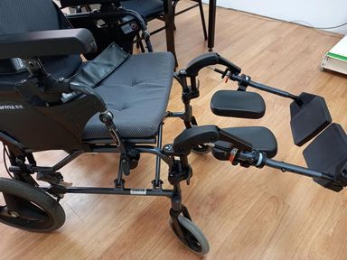 輪椅功能-輪椅腳靠可抬高