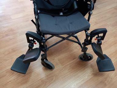 輪椅功能-輪椅腳靠可掀（拿）開