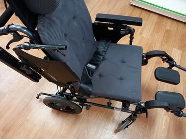 輪椅功能-輪椅扶手可掀開