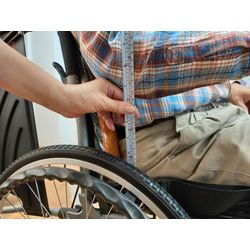 量測適合扶手高度-輪椅挑選
